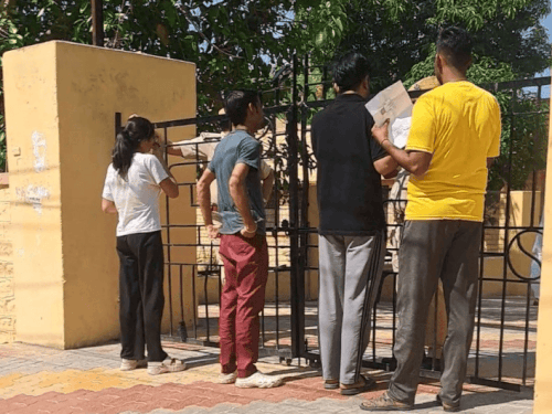 पाली में SI भर्ती परीक्षा-अखरोट के साथ नो एंट्री:20 मिनट लेट आई युवती, बोली-सड़क के कारण लेट हुई, एंट्री दे दो प्लीज