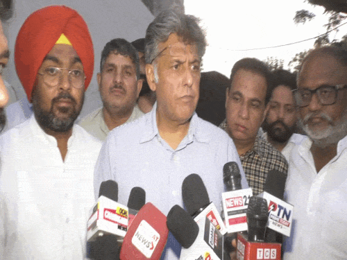 AAP सांसदों के पार्टी छोड़ने पर चंडीगढ़ सांसद का तंज:मनीष तिवारी बोले- लड्डू खाकर तुरी, इनके पल्ले कुछ नहीं, SIR पर बीजेपी काटेगी आपके वोट