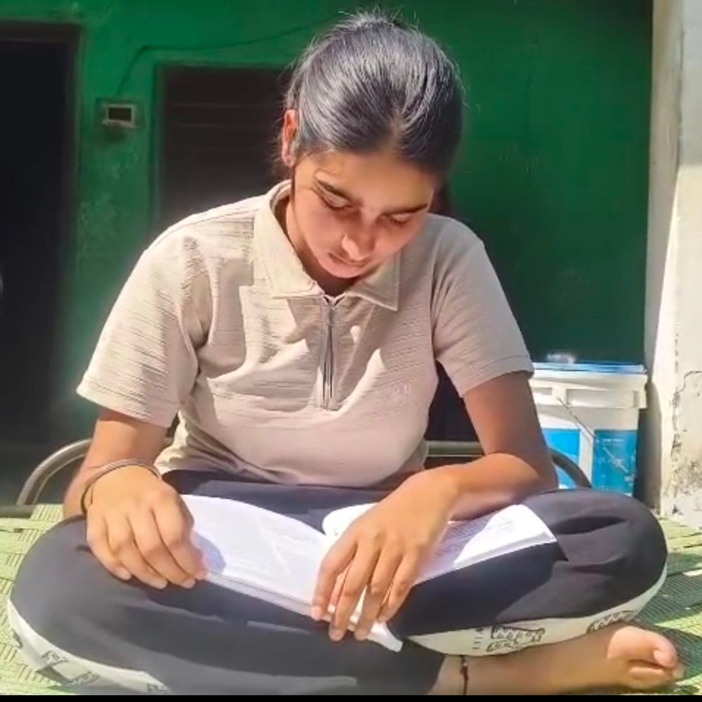 वंशिका ने 8वीं में 97.5% अंक हासिल किए:पठानकोट में पिता करते हैं मजदूरी, वैज्ञानिक बनने का सपना; सरकार से मांगी मदद