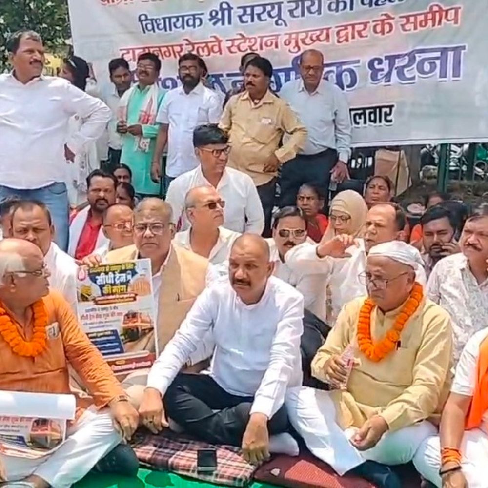 ट्रेनों के लेट चलने से यात्रियों में आक्रोश‎:विधायक सरयू राय ने दिया टाटानगर स्टेशन पर धरना; प्रीमियम ट्रेनें भी लेट, 3 से 10 घंटे तक देरी