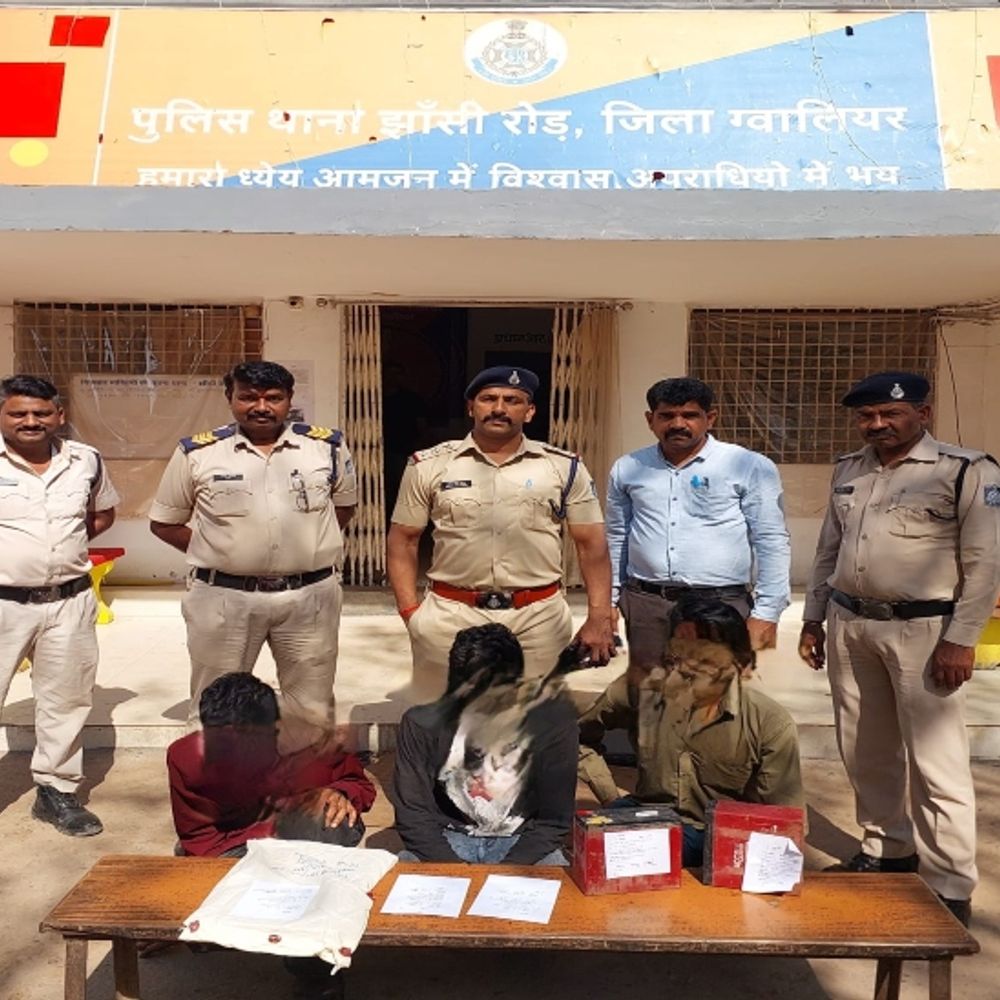 इलेक्ट्रिक स्कूटी शोरूम में चोरी करने वाला गिरोह पकड़ाया:CCTV फुटेज में कैद चोर के हाथ के टैटू से हुई पहचान; लैपटॉप-बैटरियां जब्त