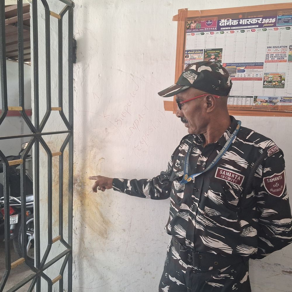 BRA बिहार यूनिवर्सिटी के VC आवास पर सुतली बम फेंका:सिक्योरिटी गार्ड के कमरे के बाहर फटा बम, सीसीटीवी में दिखे स्कूटी सवार दो बदमाश