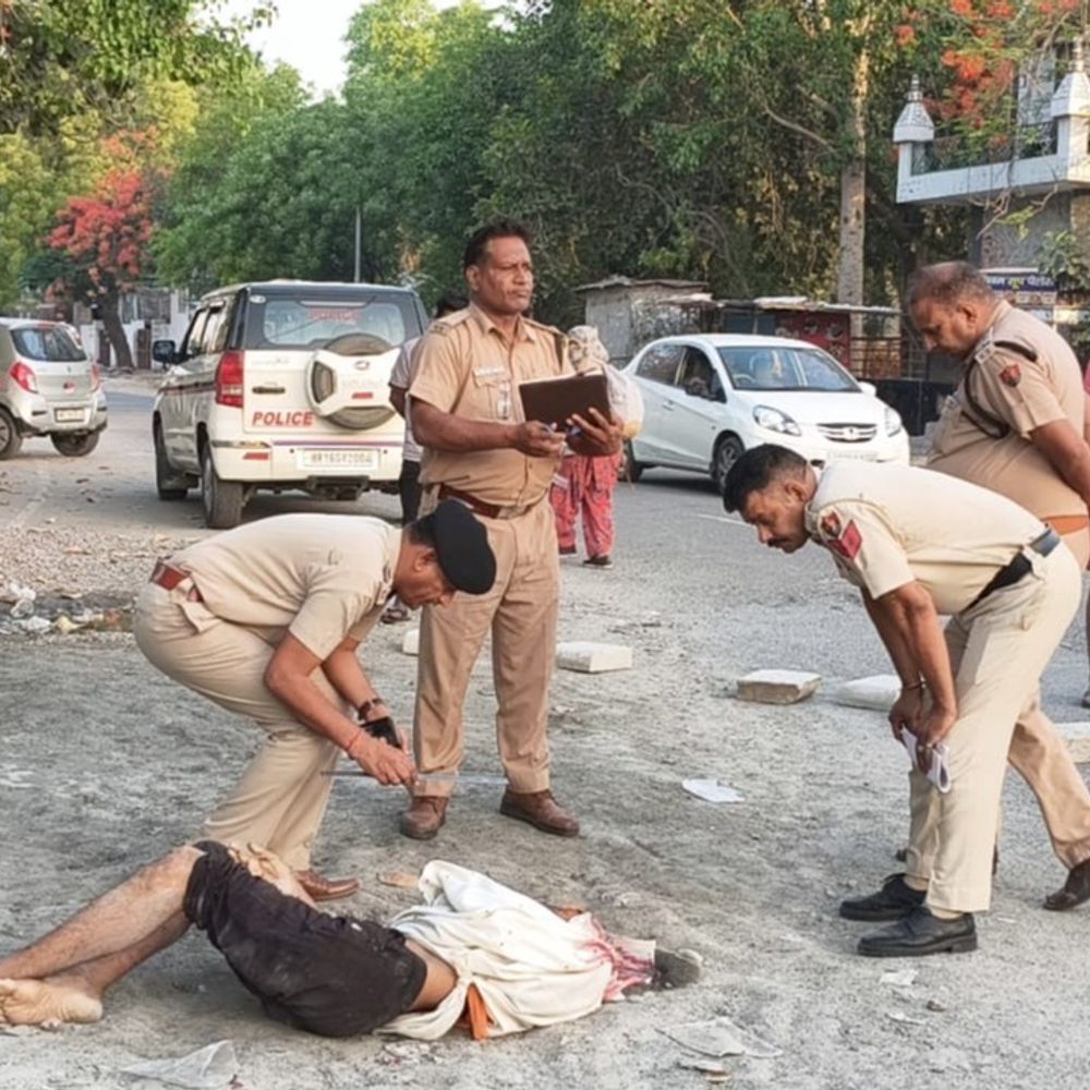 भिवानी में सड़क किनारे मिला खून से लथपथ शव:जांच में जुटी पुलिस, नहीं हुई पहचान, वाहन सिर के ऊपर से गुजरने की संभावना