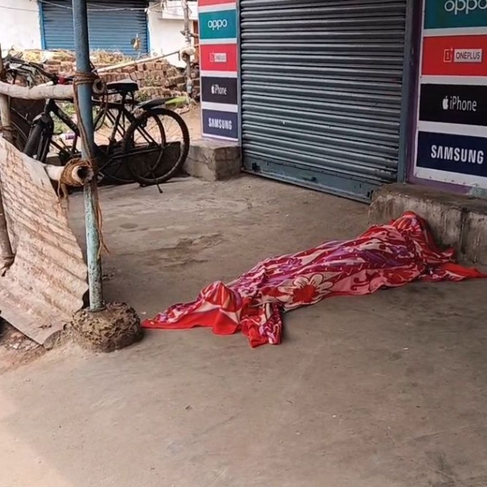 धनबाद में दुकान के सामने मिला युवक का शव:कई बार रात में सड़क किनारे सोता था युवक, पुलिस को पोस्टमॉर्टम रिपोर्ट का इंतजार