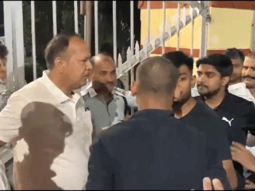 बीएचयू कुलपति आवास के बाहर छात्रों का विरोध:भगवानदास छात्रावास का एक कमरा वार्डन ने किया बंद,गमझे से मुंह बांधकर पहुंचे सुरक्षाकर्मी