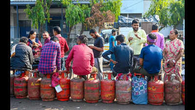 Delhi govt imposes ban on sale of LPG cylinders from godowns | Delhi News