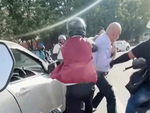 चंडीगढ़ में लेडी रैपिडो ड्राइवर से मारपीट, VIDEO:कार से उतरते ही बिजलीकर्मी ने थप्पड़ जड़ा, लोगों ने पकड़कर धुनाई की; गलत ड्राइविंग पर टोका था