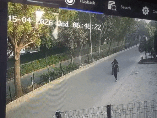 गुरुग्राम में सड़क किनारे रेजिडेंट का मोबाइल छीना CCTV:निरवाना सोसाइटी में बात करते चल रहा था, बाइक सवार युवक ने मारा झपट्टा