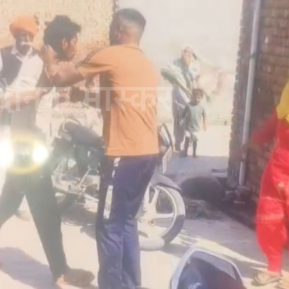 हांसी में सरपंच पर हमला, नकदी छीनने का आरोप:आरोपियों ने पुलिसकर्मी के साथ की हाथापाई, वर्दी फाड़ी, स्ट्रीट लाइट लगवाते समय वारदात