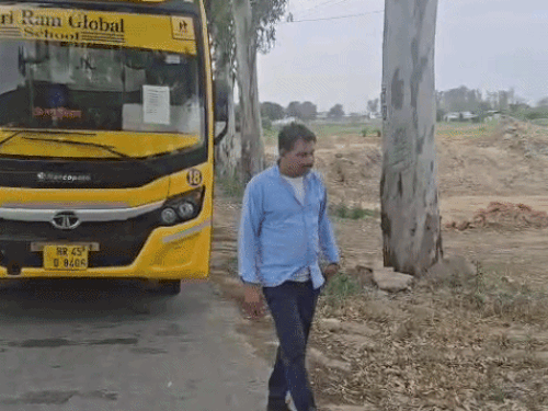 नशे में स्कूल बस चला रहा था ड्राइवर:व्यक्ति ने बस रुकवाकर बच्चों को उतारा; खुद गाड़ी में बैठाकर स्कूल पहुंचाया