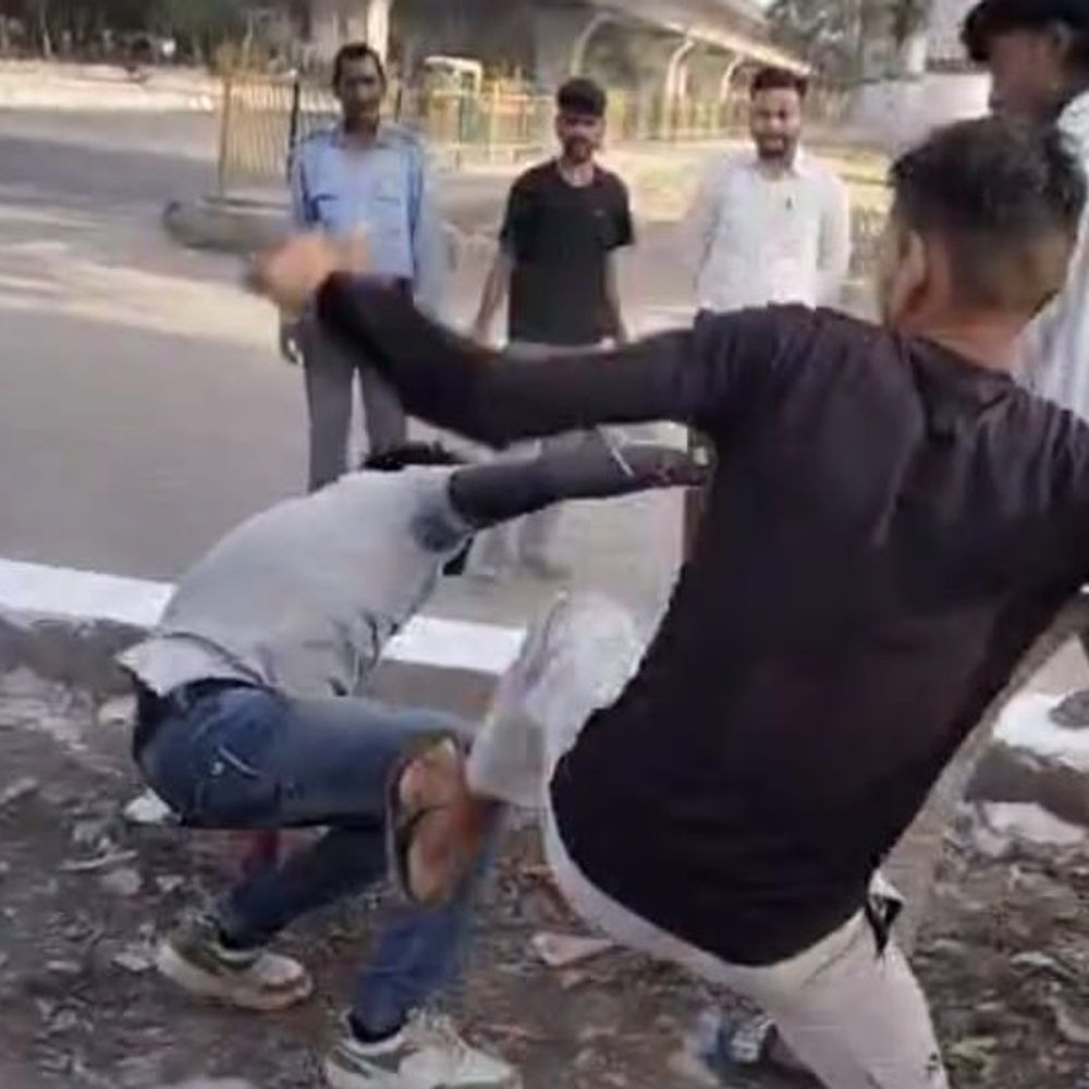 फरीदाबाद में शराब ठेके के बाहर युवक गुटों चले लाठी-डंडे:ठंडे पानी को लेकर विवाद, वीडियो वायरल, शिकायत नहीं, पुलिस कर रही जांच