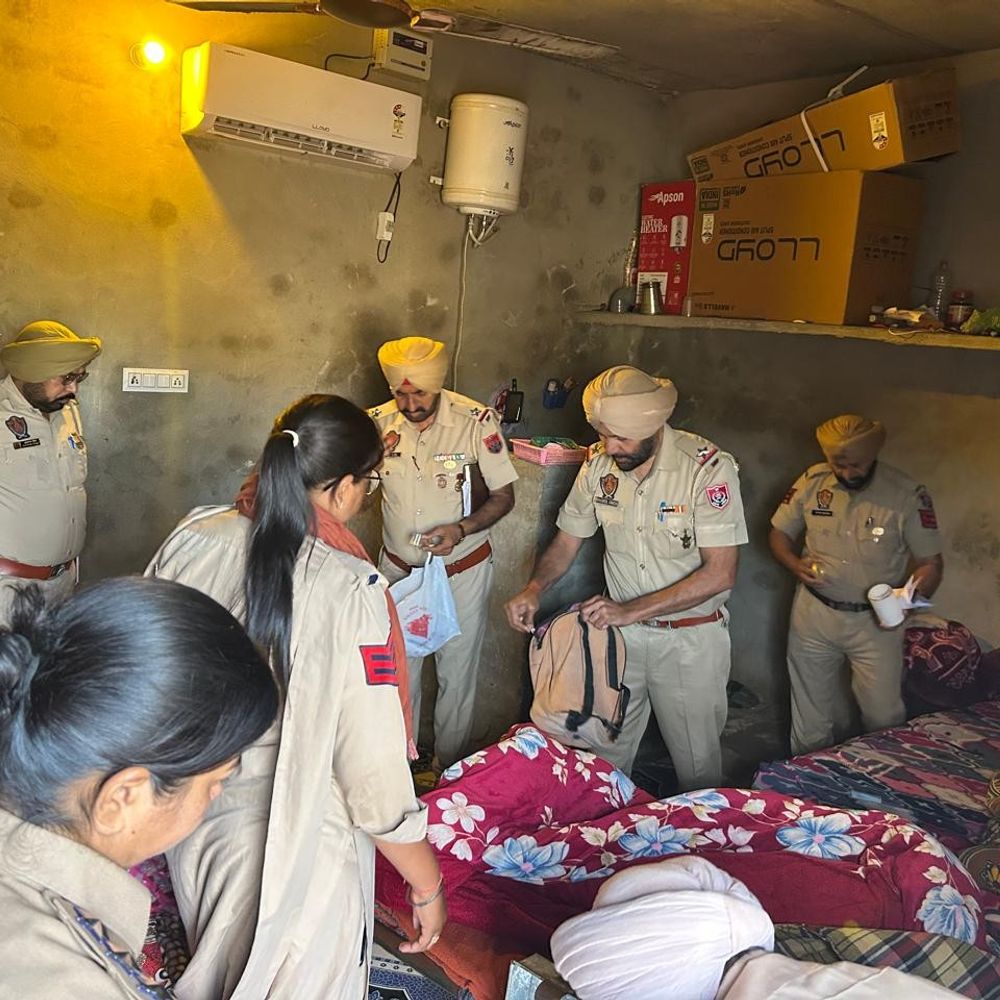 फाजिल्का पुलिस ने चलाया स्पेशल सर्च ऑपरेशन:नशा तस्करों के ठिकानों पर छापेमारी, 8 लोगों को किया राउंडअप, घर भी खंगाले