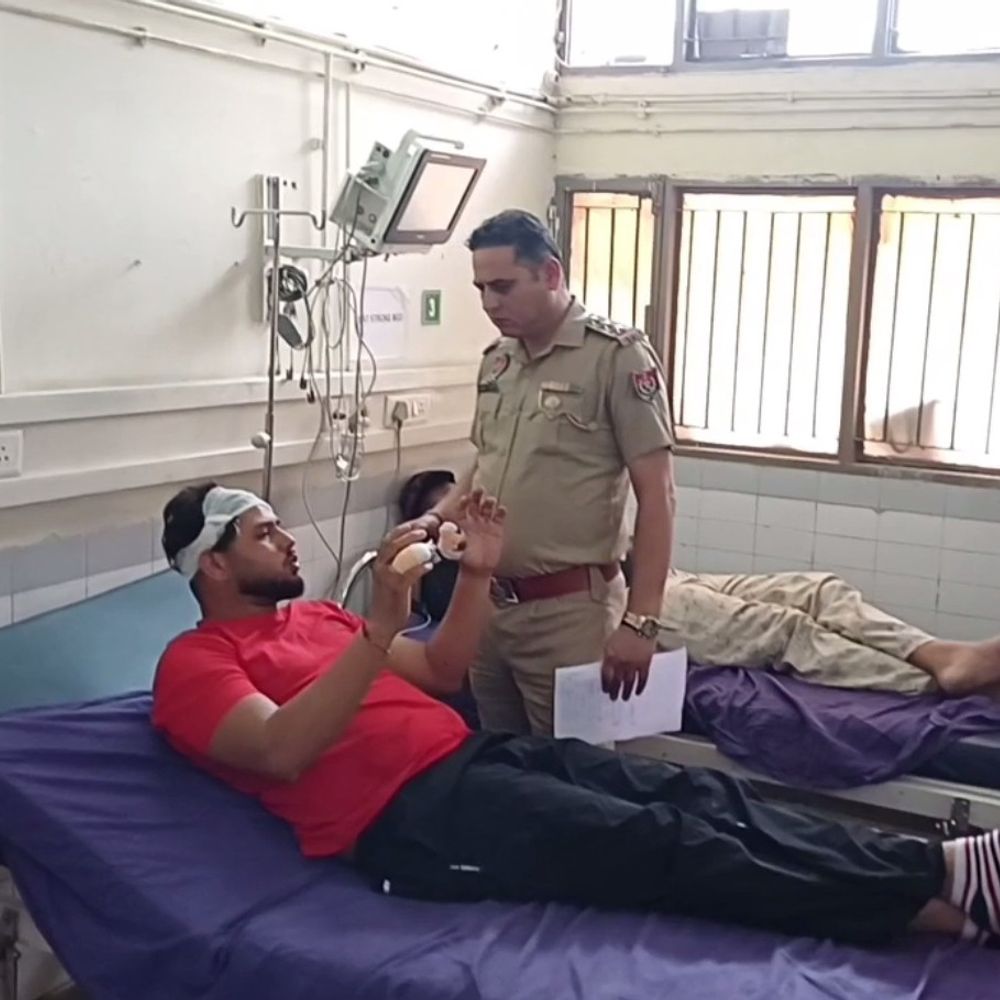 फतेहगढ़ साहिब सिटी सेंटर में दो गुटों में हिंसक झड़प:बेसबॉल बैट और डंडों से हमला, तीन लोग घायल, गाड़ियों में तोड़फोड़