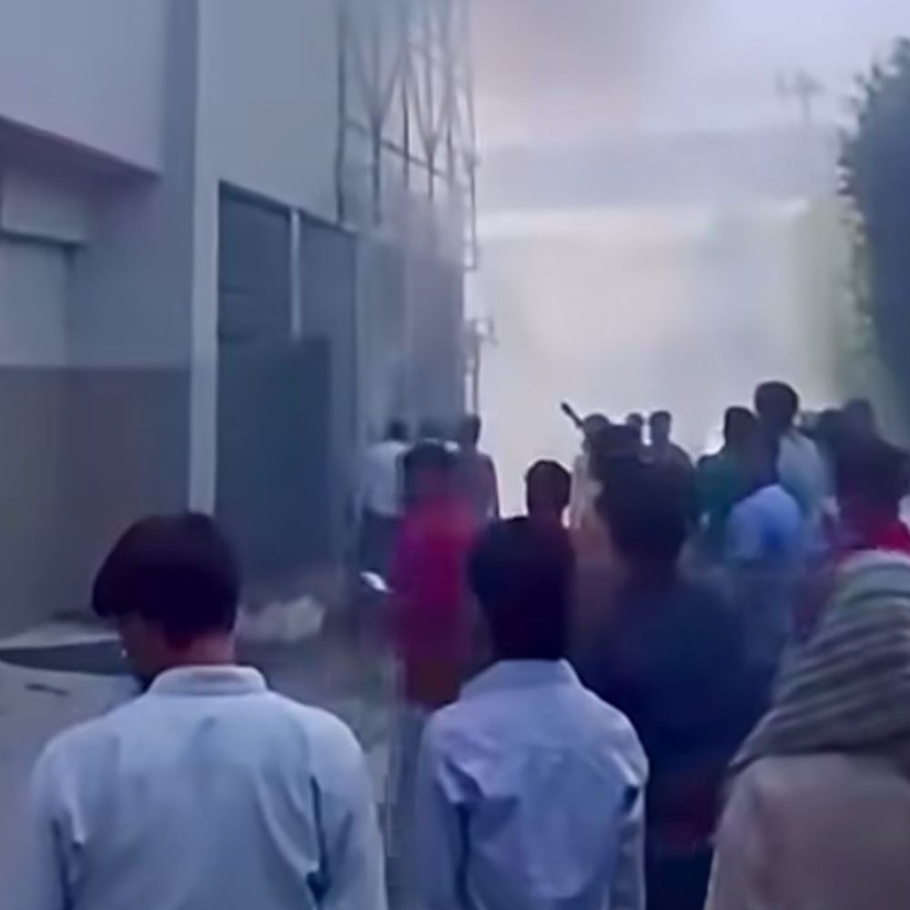 फरीदाबाद में कबाड़ के गोदाम में लगी आग:10 झुग्गियां जलकर राख, दूर तक दिखा धुएं का गुबार