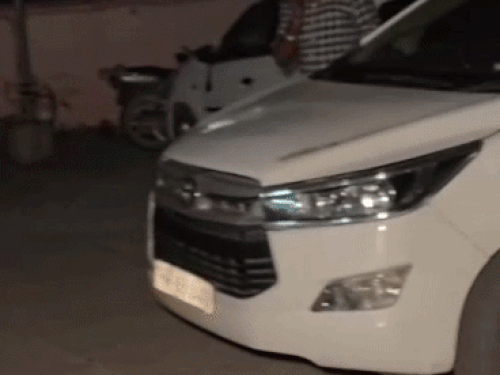 नशे में धुत युवकों ने पुलिस टीम पर किया हमला:वर्दी फाड़ने की कोशिश,तेज रफ्तार फॉर्च्यूनर से बाइक सवार को मारी टक्कर, पार्षद सहित 3 पर केस दर्ज