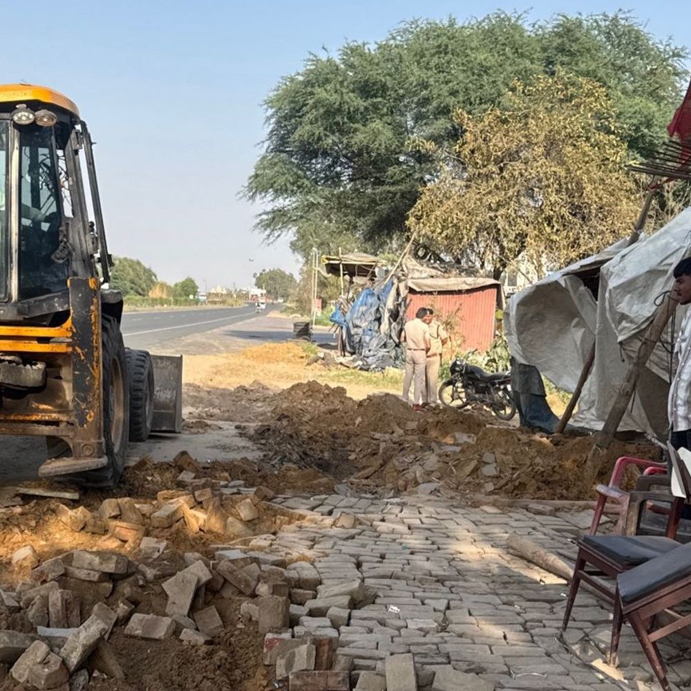 हांसी में हाईवे पर अतिक्रमण पर चला बुलडोजर:अवैध ढाबों और रेहड़ियों को हटाया, सड़क दुर्घटनाएं रोकने के लिए की कार्रवाई