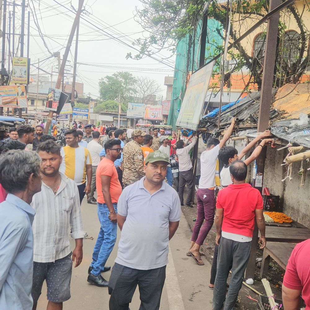 गिरिडीह में निगम का अतिक्रमण हटाओ अभियान:सड़क किनारे के शेड तोड़े, सामान जब्त; दुकानदारों ने शुल्क वसूली पर सवाल उठाए