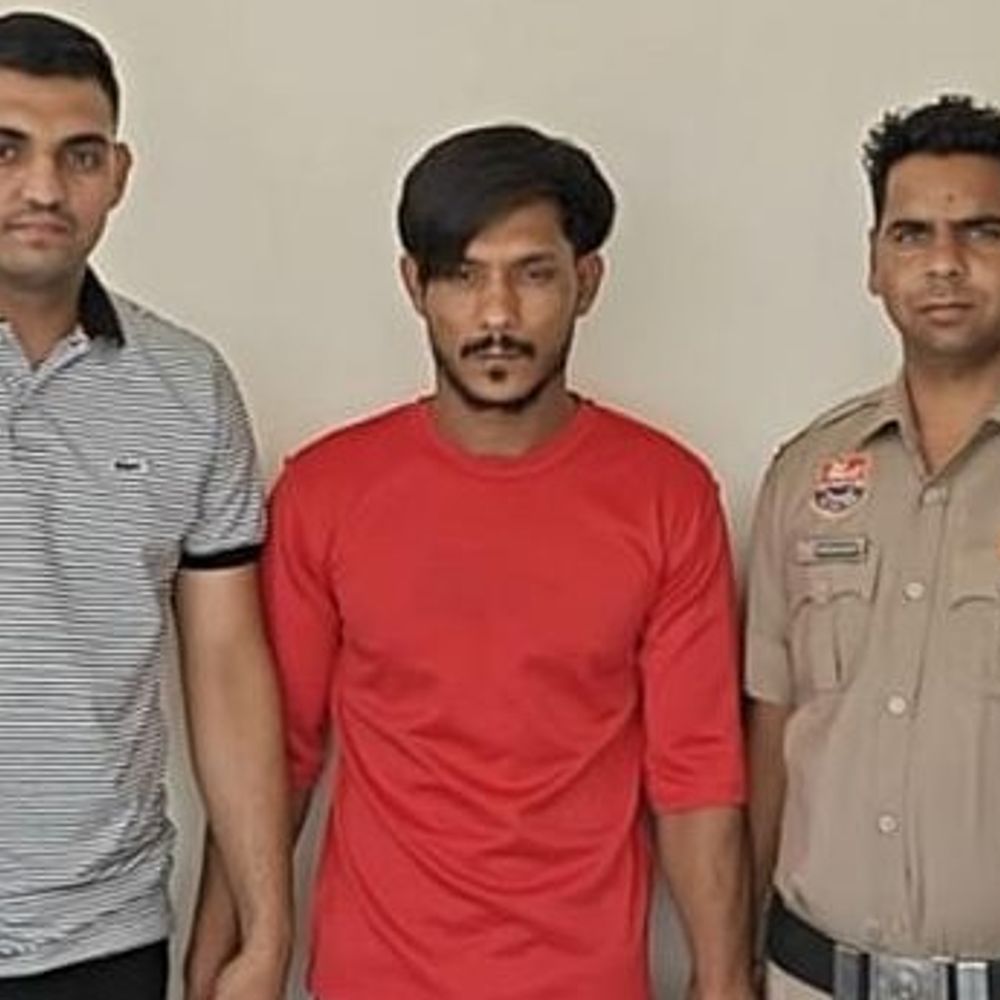 पलवल में फर्जी आर्मी जवान बनकर ठगी करने वाला काबू:सोशल मीडिया पर फेक प्रोफाइल बनाई, 3 मोबाइल बरामद