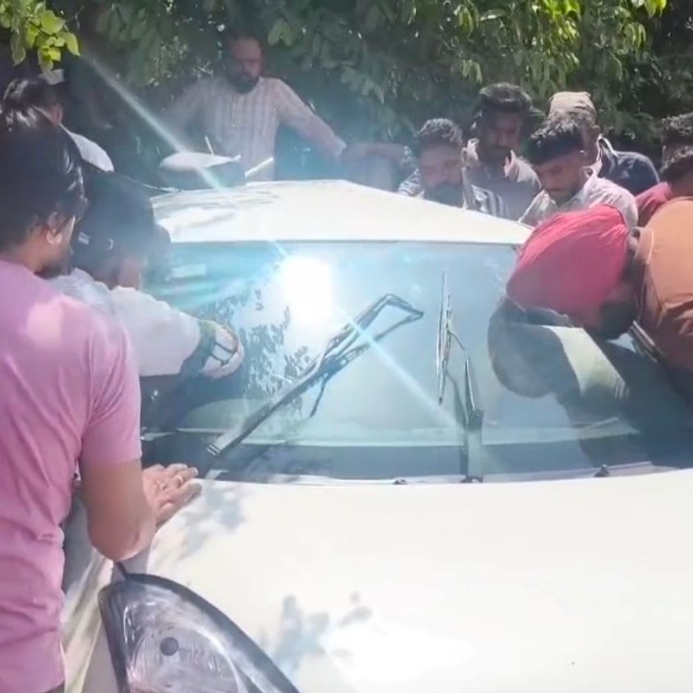 संगरूर में दो कारों की टक्कर:व्यक्ति की मौत, दो घायल, स्थानीय लोगों ने निकाला बाहर, वाहन क्षतिग्रस्त