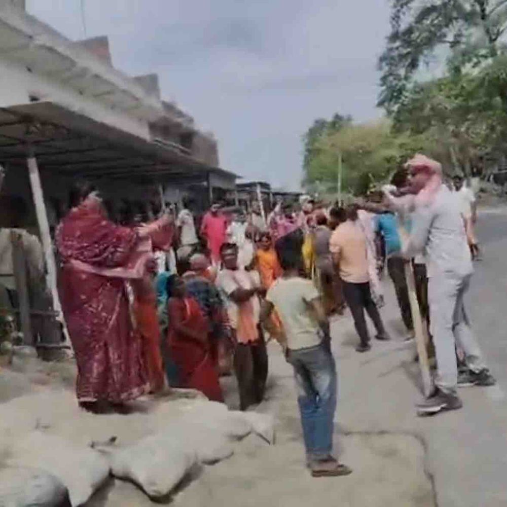 मोतिहारी में भू-माफिया थार छोड़कर भाग:ग्रामीणों ने एकजुट होकर जमीन कब्जाने आए गुर्गों को खदेड़ा,वीडियो वायरल