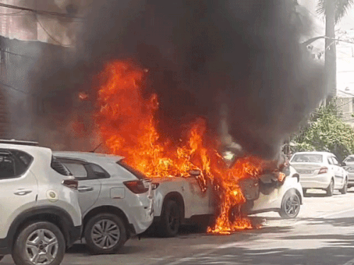 करनाल क्लब मार्किट में तीन गाड़िया जली:कूड़े में आग लगाना माना जा रहा कारण, ट्रांसफार्मर के पास खड़ी गाड़ियों में फैली आग