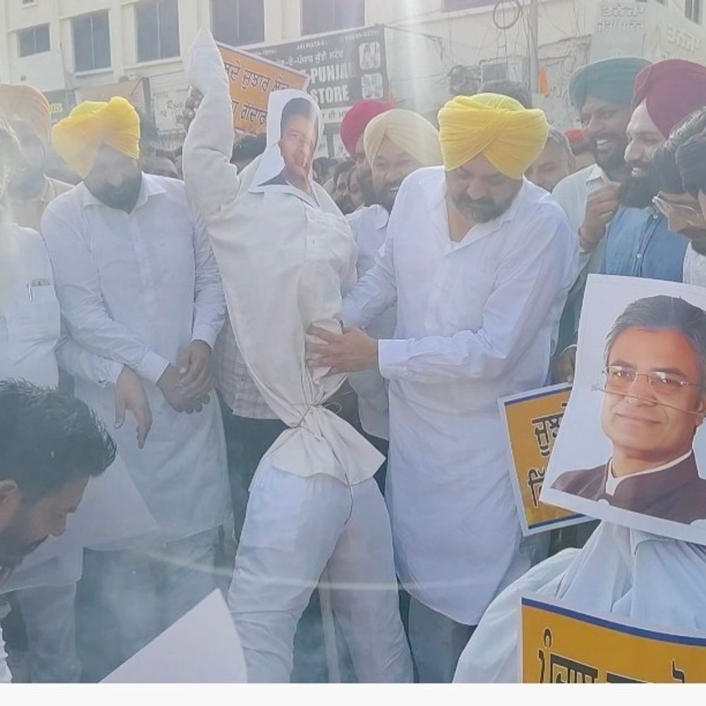 संगरूर में पार्टी छोड़ने वाले AAP सांसदों का पुतला फूंका:पंजाब इन्फोटेक चेयरमैन डॉ. जवंधा के नेतृत्व प्रदर्शन, बोले- धोखे का आरोप