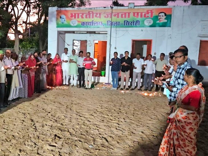 सिरोही में भाजपा कार्यकर्ताओं ने मनाया दीपोत्सव:स्थापना दिवस की पूर्व संध्या पर आतिशबाजी कर लिया संकल्प