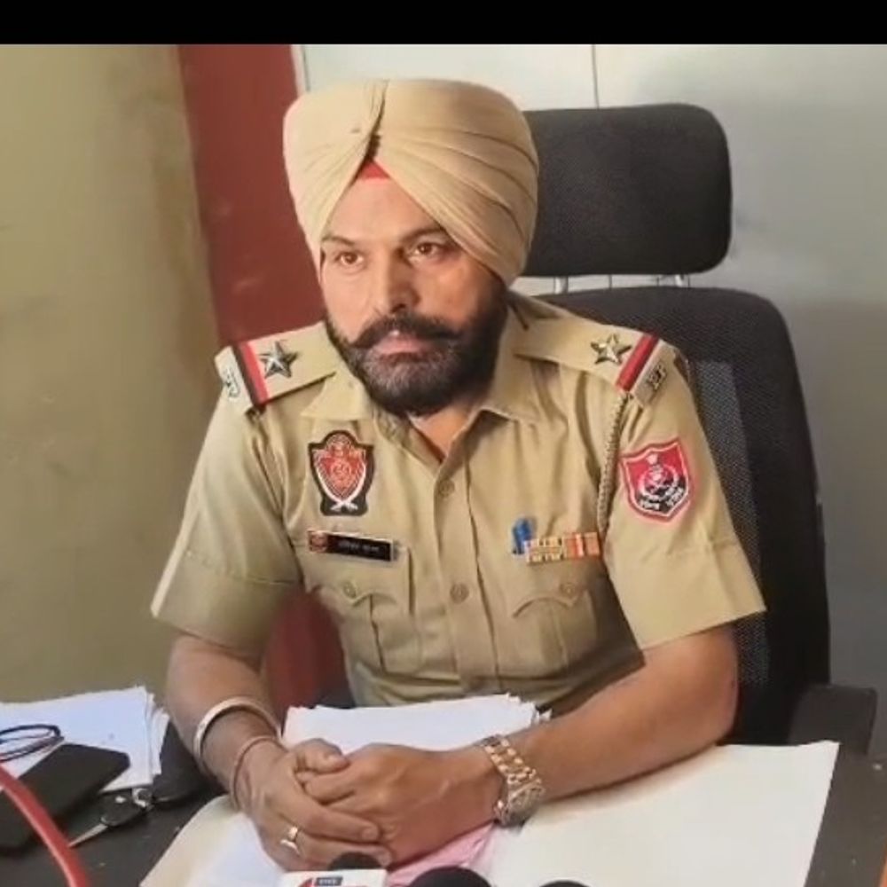 लुधियाना में बच्चों के झगड़े ने लिया हिंसक रूप:महिला को 10 लोगों ने घेरकर पीटा, वीडियो सामने आया; पुलिस जांच में जुटी