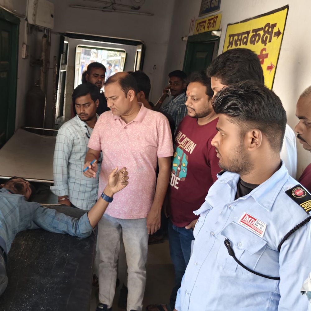 सुपौल के सिमराही में NH-106 ओवरब्रिज पर सड़क हादसा:गर्भवती महिला समेत दो घायल; गलत दिशा से आई बाइक ने मारी टक्कर, परीक्षा दिलमे जा रहे था