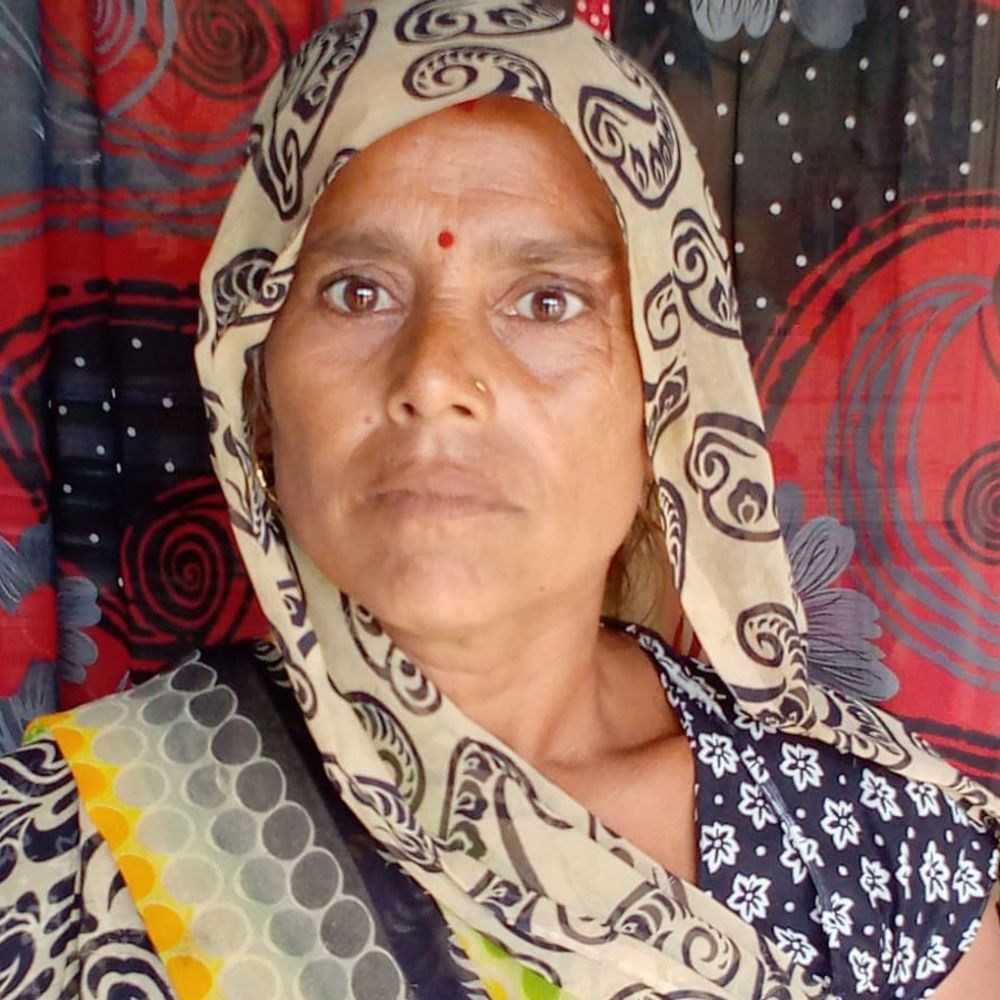 एटा में आंधी-बारिश में झोपड़ी गिरने से महिला की मौत:घर से कुछ दूरी पर स्थित झोपड़ी में बैठी थी, इलाज के दौरान गई जान