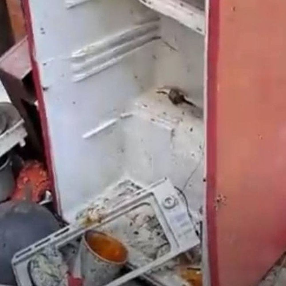 सिरसा में घर में गैस सिलेंडर में ब्लास्ट, सामान राख:आसपास के घरों की भी खिड़कियां, घर में किसी के न होने से जनहानि नहीं