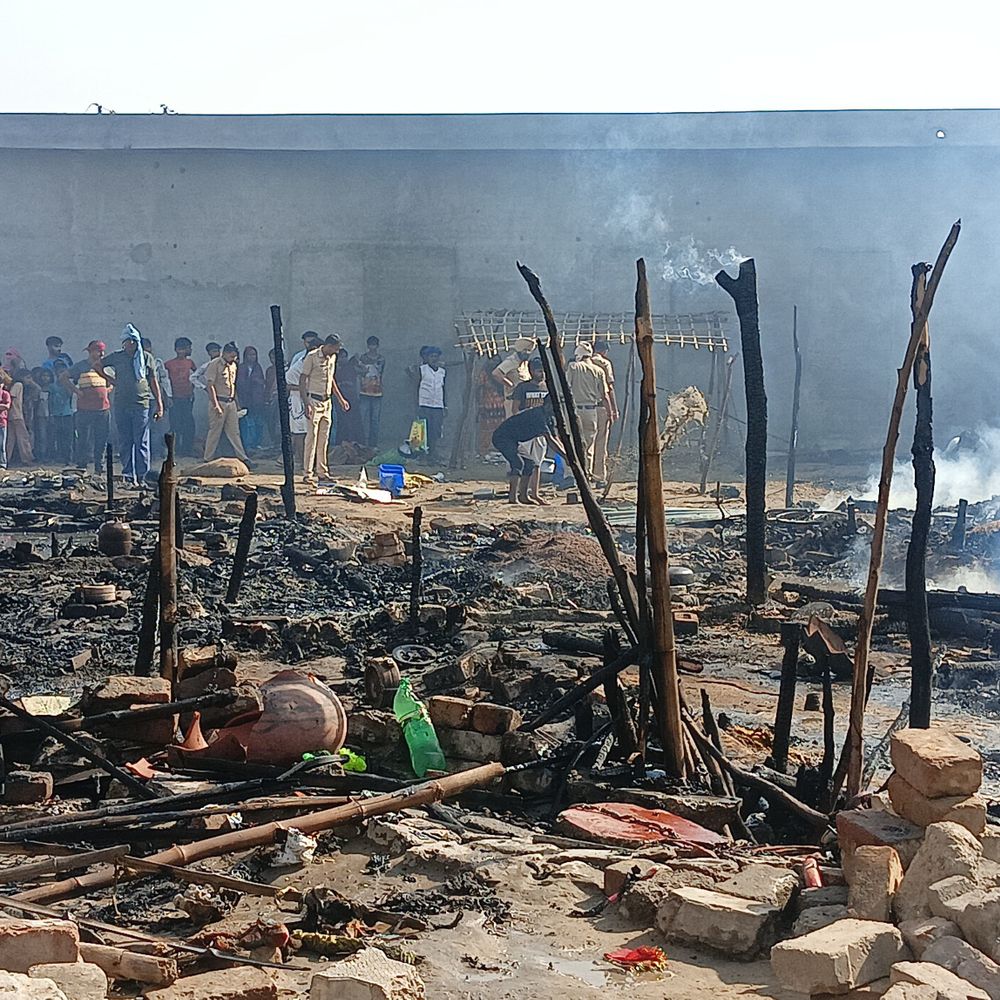 टोहाना में 20 मजदूरों के आशियाने जलकर खाक:बाल-बाल बचे दर्जनों व्यक्ति; सिलेंडर खाली होने से बड़ा हादसा टला