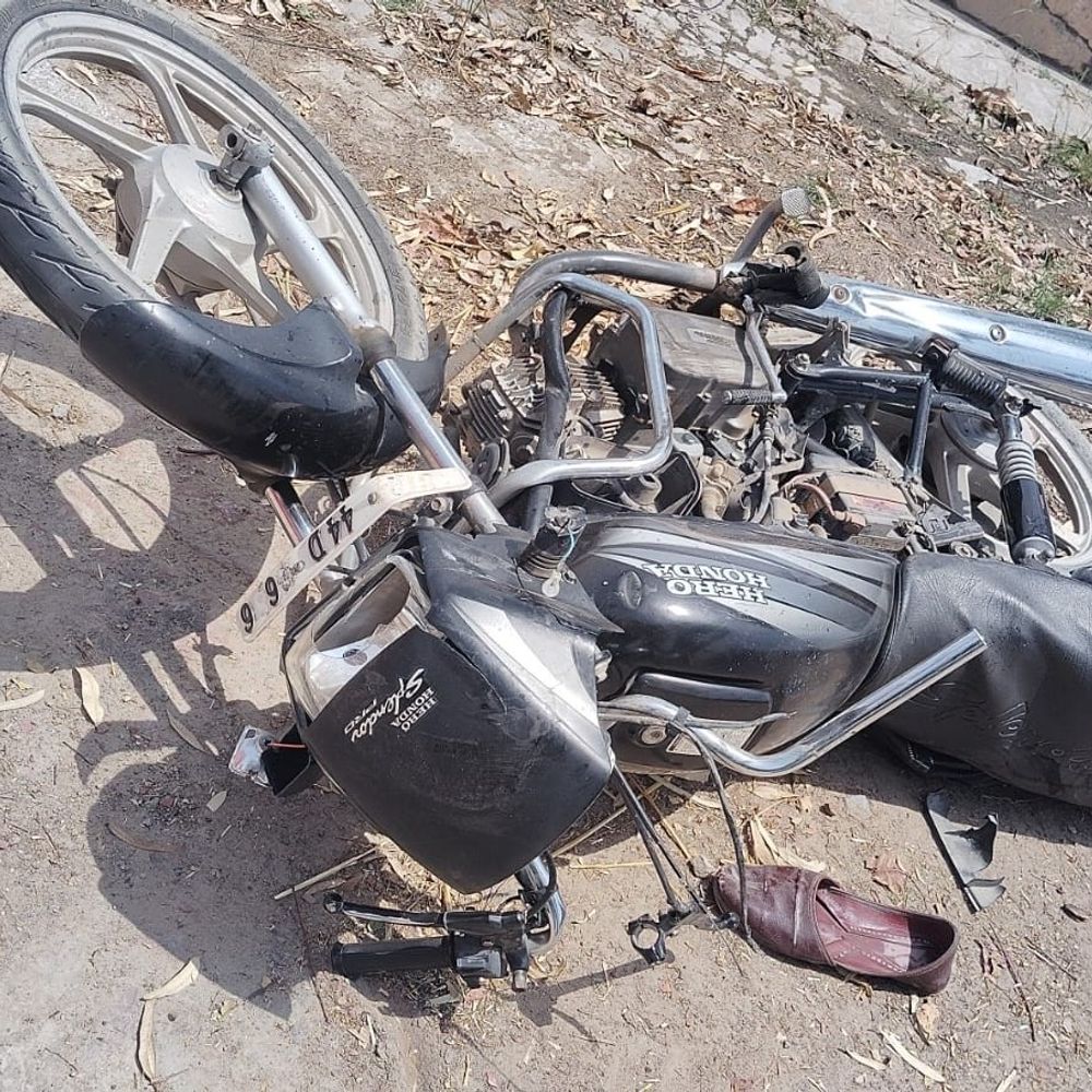 रानियां में 2 बाइकों की टक्कर:6 बेटियों के पिता की मौत, इटली से घर आया युवक घायल