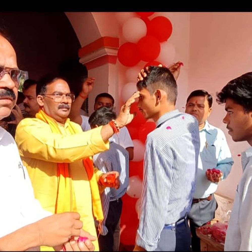 अंग्रेजी माध्यम की कक्षाएं 11वीं तक विस्तारित:छात्रों का रोली-चंदन एवं पुष्प वर्षा से स्वागत, सुंदरकांड पाठ से मां सरस्वती और हनुमान से आशीर्वाद