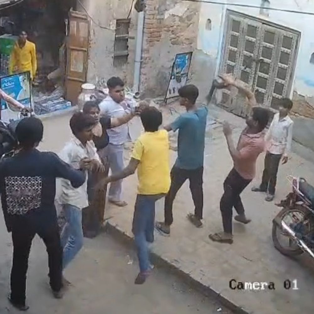 नूंह में मोबाइल दुकानदार पर हमला, लूटपाट:बिछोर गांव में दो दिन में दूसरी वारदात, दुकान में घुसकर पीटा, नकदी और मां के जेवर ले गए