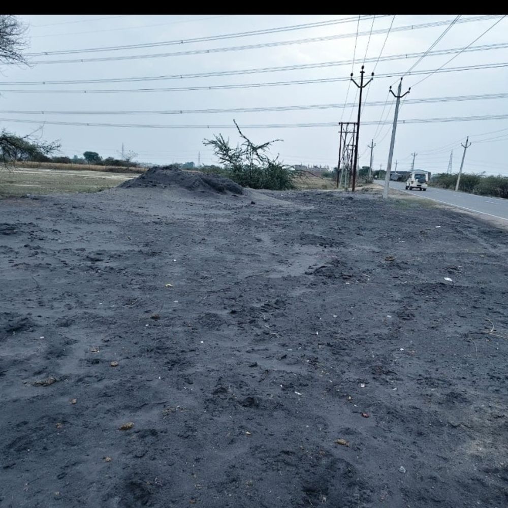 रनियां में फैक्ट्रियों की राख से प्रदूषण:खुलेआम फेंकी जा रही राख, कानपुर देहात में लोगों की शिकायतें अनसुनी