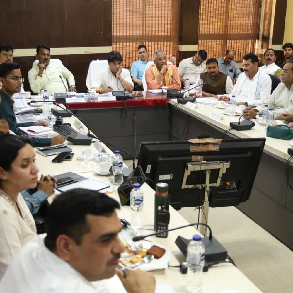 ग्वालियर में केंद्रीय मंत्री सिंधिया की समीक्षा बैठक:नहीं पहुंचे सांसद भरत सिंह कुशवाहा; सड़कों की हालत पर अधिकारियों को लगाई फटकार