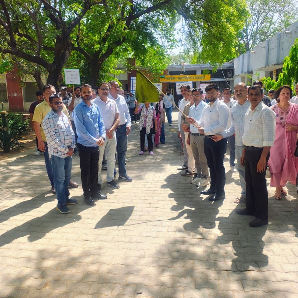 महेंद्रगढ़ में विद्यार्थियों ने हाईवे पर बनाई मानव श्रंखला:लोगों में जनगणना की जागरूकता लाने के लिए शहर में रैली भी निकाली