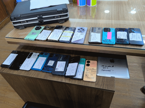 सलूम्बर पुलिस ने 8 लाख के 62 मोबाइल बरामद किए:साइबर टीम की ट्रैकिंग से सफलता, मालिकों को लौटाए गए