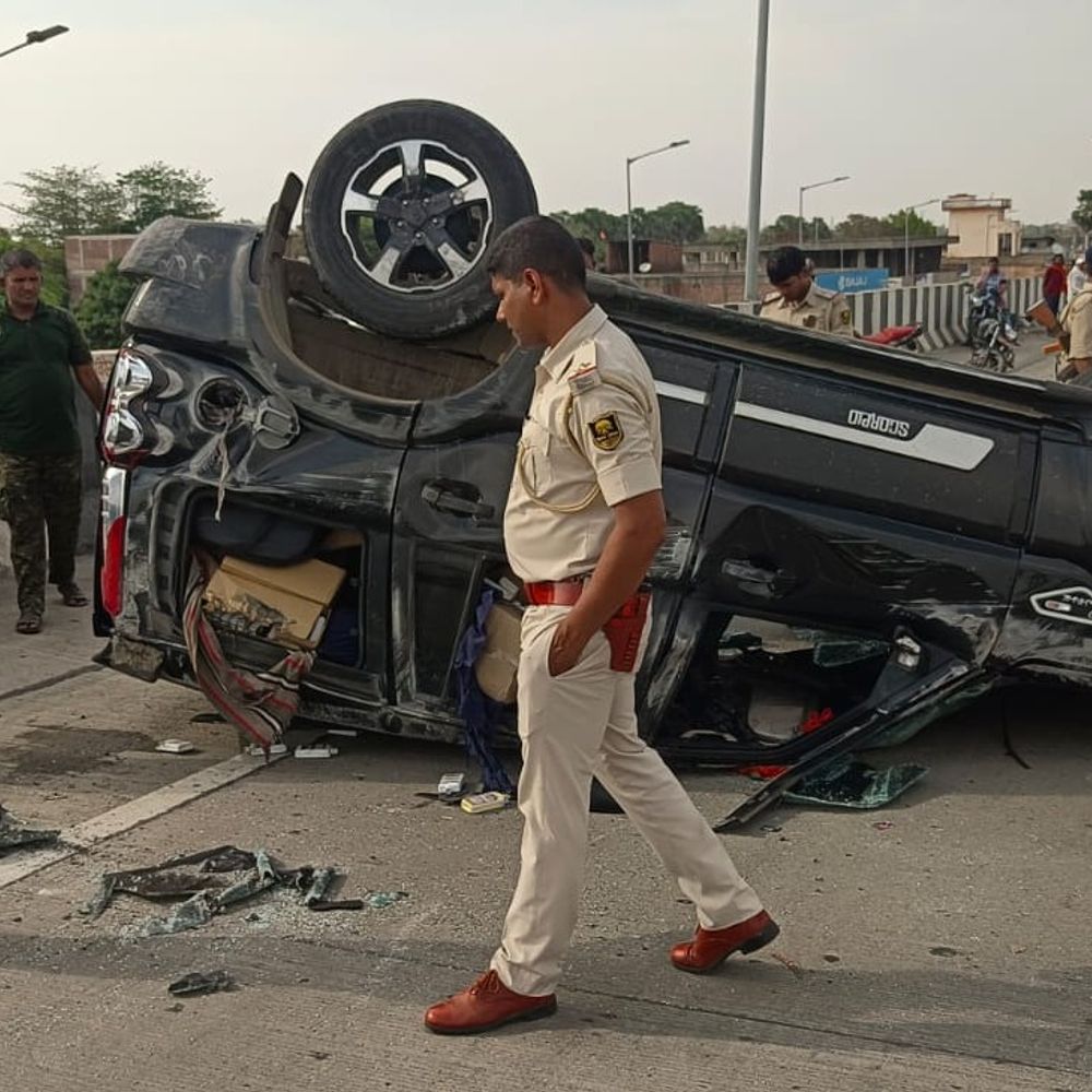 नवादा में शराब लदी स्कॉर्पियो पलटी, तस्कर भागा:रजौली चेकपोस्ट के पास एक्सीडेंट, 648 लीटर शराब जब्त