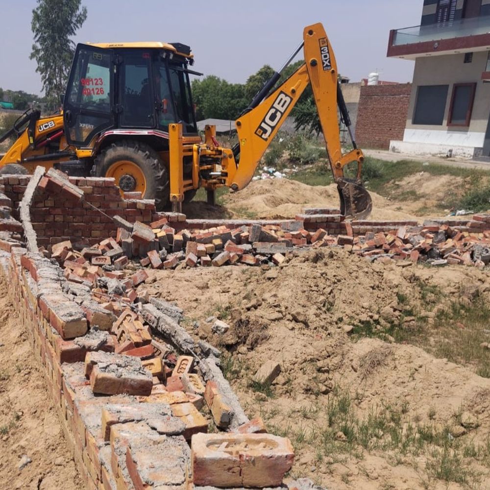 अग्रोहा में अवैध कॉलोनी में तोड़ा गया निर्माण:प्लॉटों की नींव, चारदीवारी, मकान ध्वस्त किए, रोड नेटवर्क भी उखाड़ा