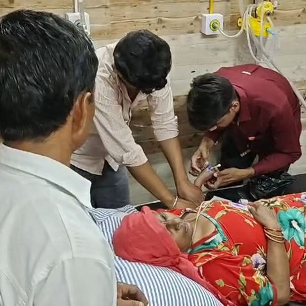 फाजिल्का में डिवाइडर से टकराई कार, 3 घायल:बुजुर्ग का कंधा टूटा, युवक का होंठ कटा, राजस्थान का रहने वाला परिवार; अमृतसर घूमने गया था