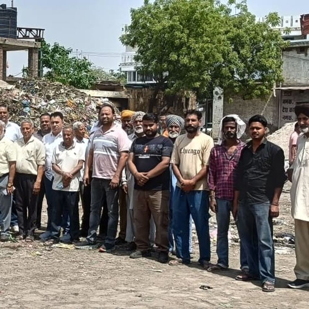 जगराओं अनाज मंडी में कारोबारियों का प्रदर्शन:कूड़े के ढेर से परेशान, प्रशासन पर अनदेखी का आरोप