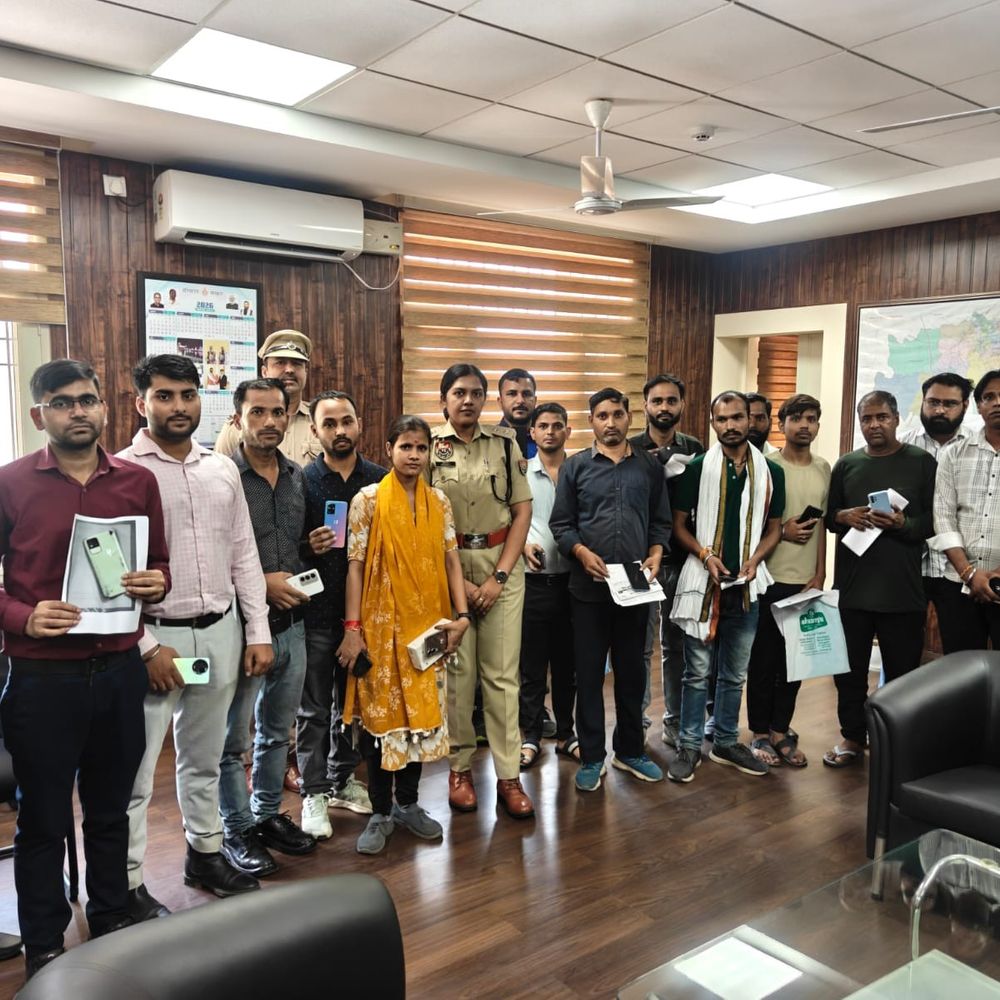 गुरुग्राम में पुलिस ने 34 गुम हुए मोबाइल बरामद किए:मालिकों को लौटाए, 5 लाख रुपए कीमत, साइबर ठगी से बचाव के उपाए बताए