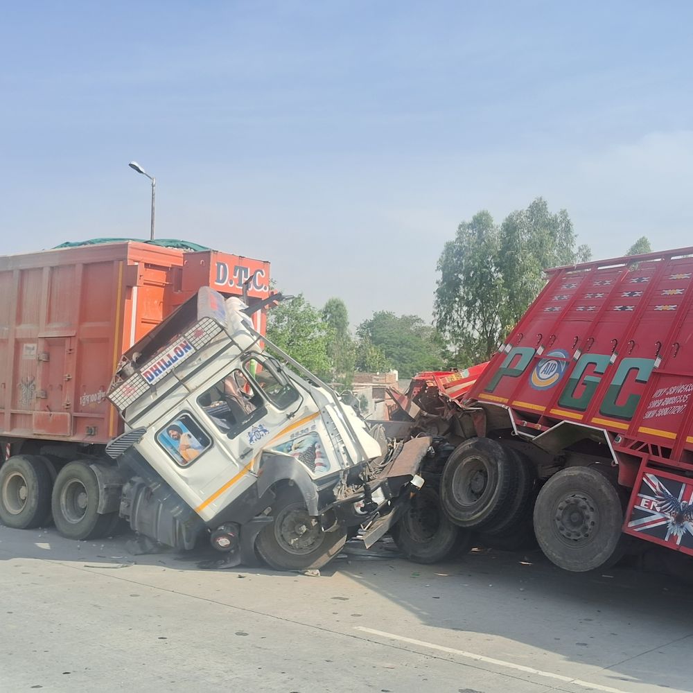 फरीदकोट नेशनल हाईवे पर दो ट्राॅलों की टक्कर:पेपर रोल के बंडल सड़क पर बिखरे; अमृतसर से सप्लाई लेकर जा रहा था मध्यप्रदेश