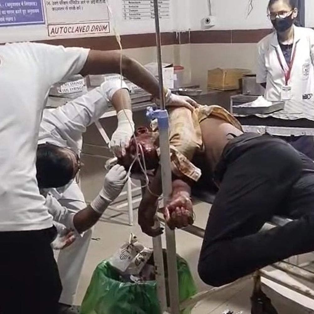 डेंजर रोड पर कैश वैन ने बाइक को मारी टक्कर:बालाघाट में दो युवक घायल, एक की हालत गंभीर