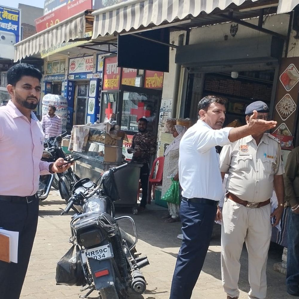 फतेहाबाद में सड़कों पर अवैध अतिक्रमण को लेकर अभियान:सार्वजनिक स्थानों से हटाया गया कब्जा, नियम तोड़ने वालों के चालान काटने के निर्देश