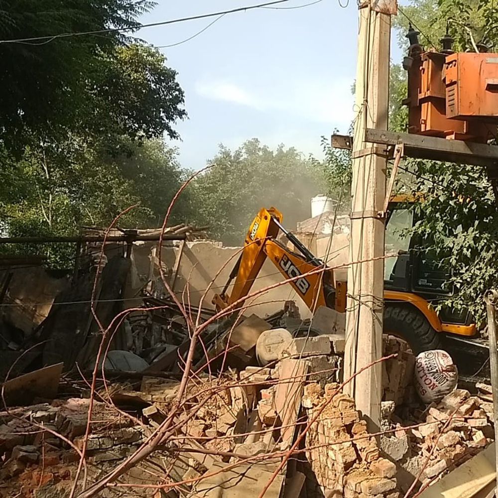 गुरुग्राम पुलिस ने सरकारी जमीन से अवैध कब्जा हटवाया:कब्जा कर बनाया मकान, अवैध शराब रखने-बेचने के लिए प्रयोग किया, भू-माफिया चिन्हित