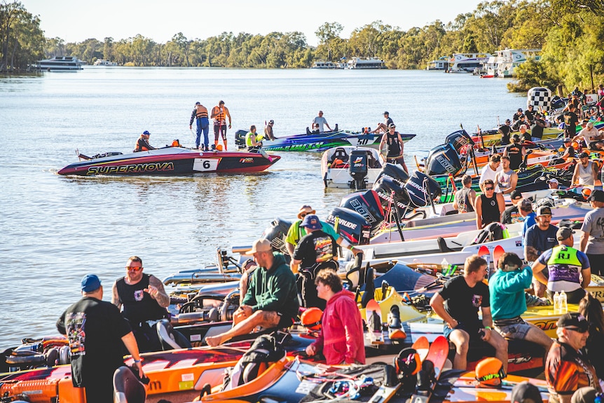 Murray River ski boat launches into tree as Mildura 100 race puts four in hospital