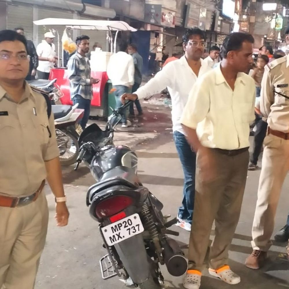 ट्रैफिक चेकिंग में पकड़ी चोरी की बाइक:नंबर प्लेट पर चार की जगह तीन अंक थे, इससे पुलिस को हुआ शक; शराबी बोला- 20 हजार में खरीदी थी